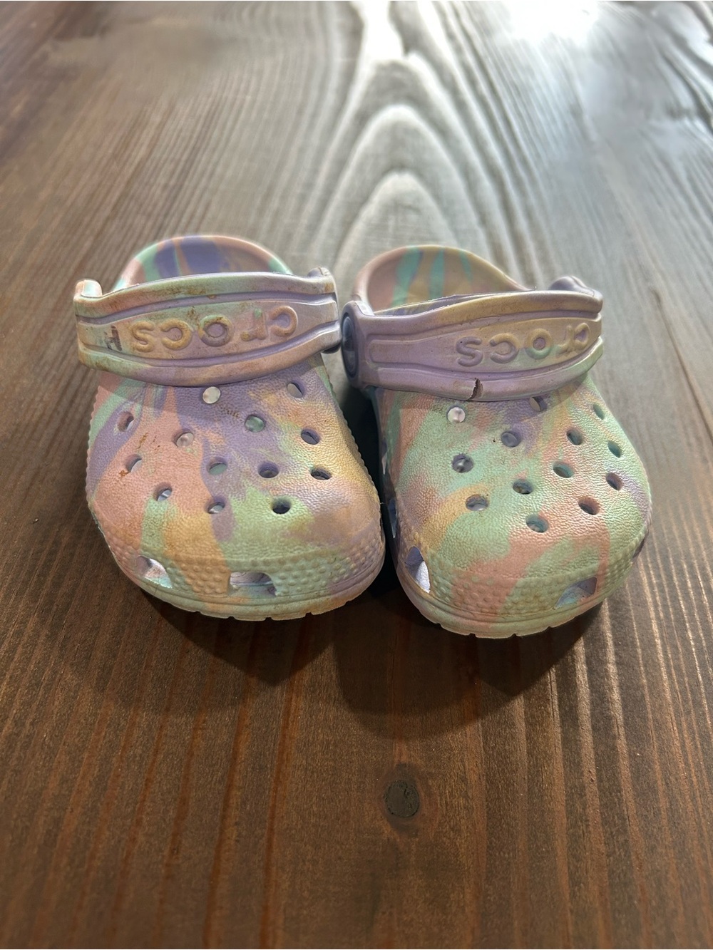 CROCS Kids Tie-Dye Water Clogs in Pastel Purple, Green, Peach